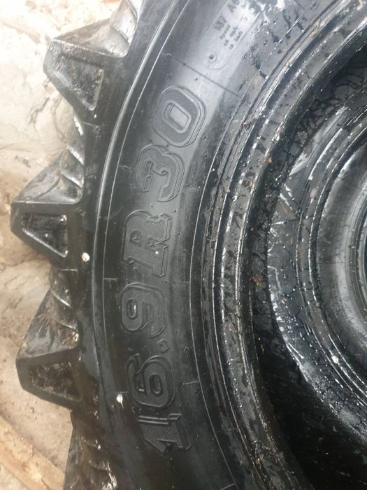 Чисто нови гуми за трактор