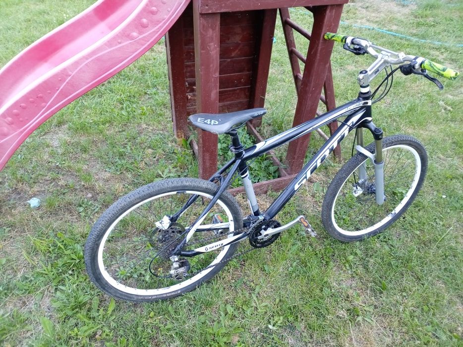 Vand piese de trotinete electrice și biciclete.