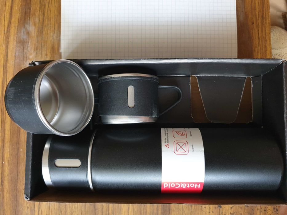 Термос и три стакана