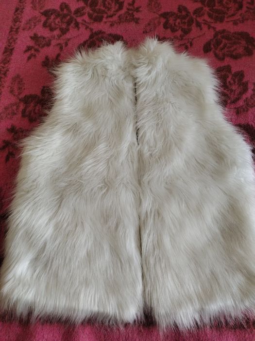 Красиво,бяло елече,естествен косъм, носено е няколко пъти.