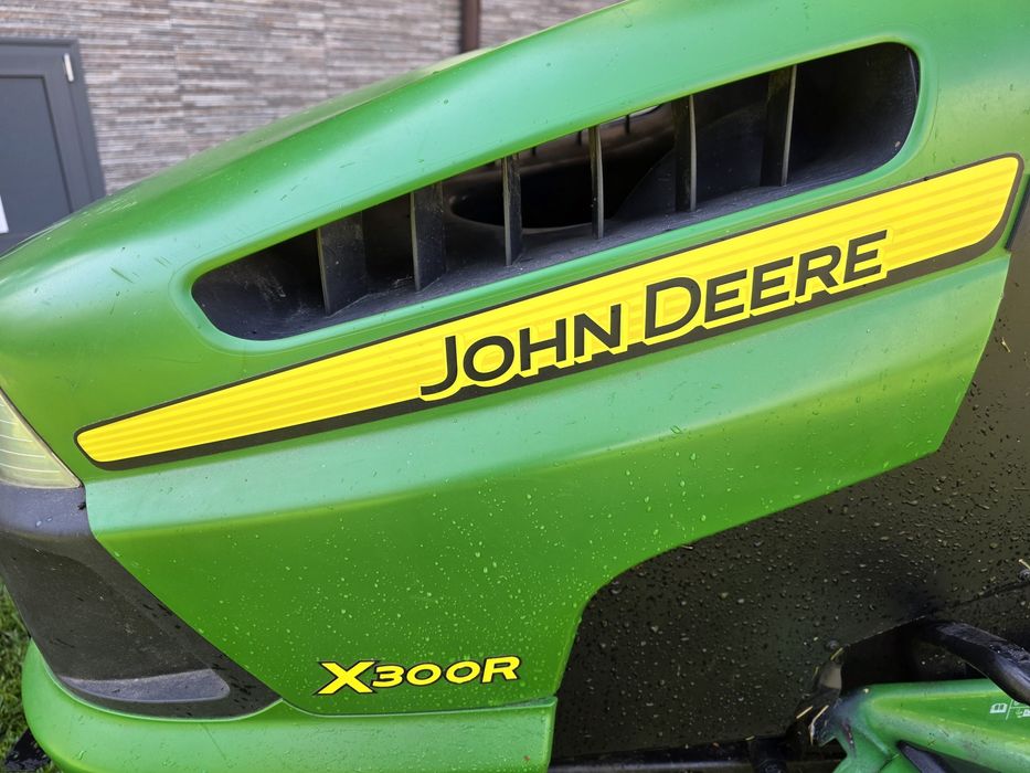 Продавам тракторна косачка John Deere X300R с кош за тревата