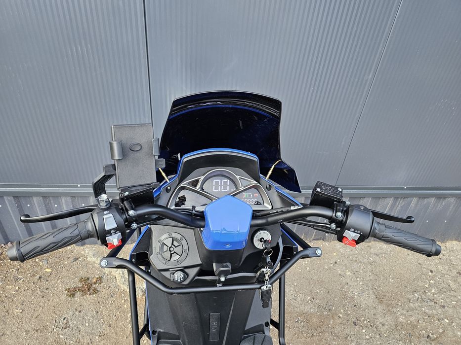 Скутер Maxsi 150кубов