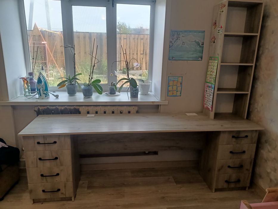 Продам письменный стол на двоих.