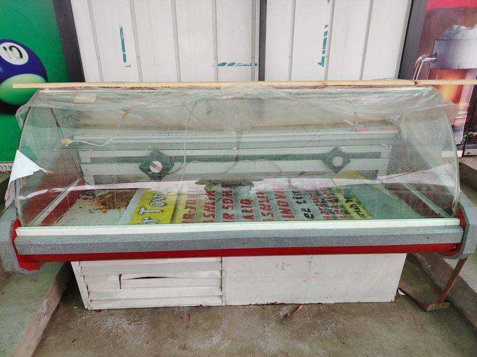 Vetrina xolodelnik sotiladi