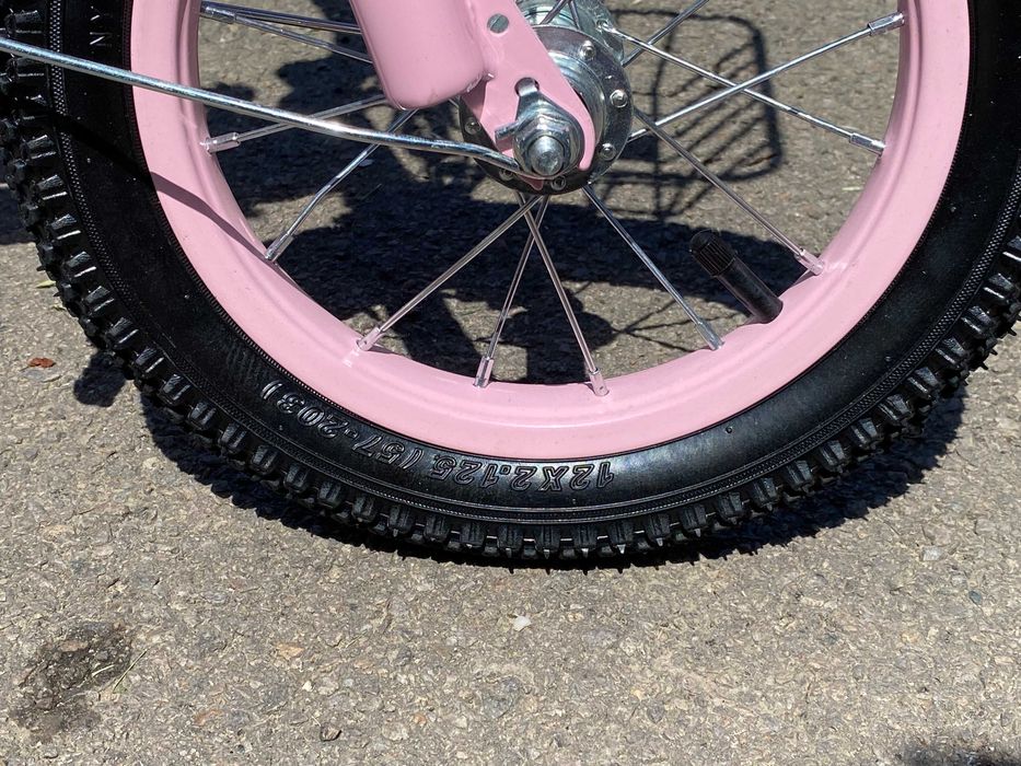 Bicicletă fetițe 2-4 ani, 12”, roți ajutătoare, coș/portbagaj metalic