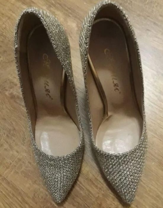 Pantofi stiletto aurii