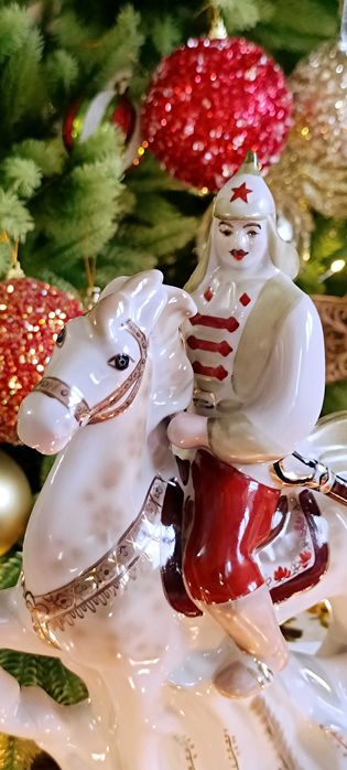 Фарфоровая статуэтка красноармеец на коне