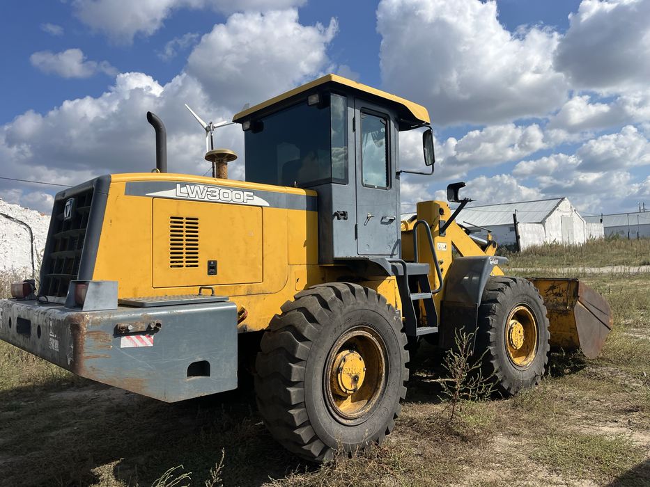 Продам погрузчик фронтальный 300