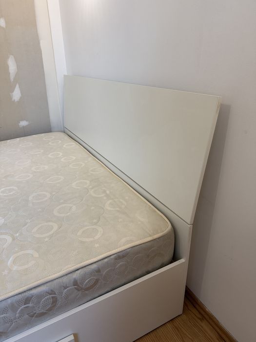 Pat 200x200 cm mare cu saltea cu tot pat mare in stare foarte buna