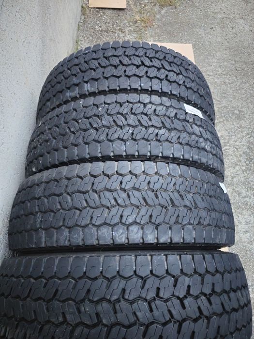 Anvelope 215 75 R 17.5  de tracțiune și de direcție Michelin.