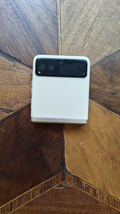 Motorola Razr 40 Vanilla Cream ЗА ЧАСТИ – Здрава платка и корпус / Повреден основен екран