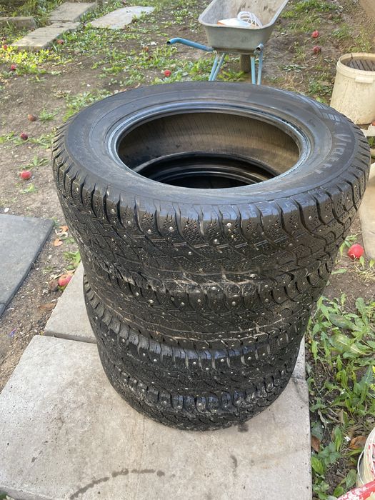 Продам комплект зимних шипованных колес