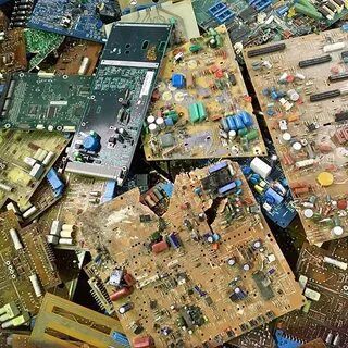 Берём  электроные платы