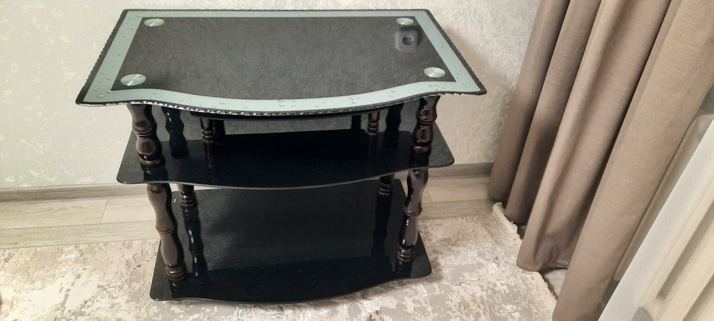 Срочно продам стол под телевизор