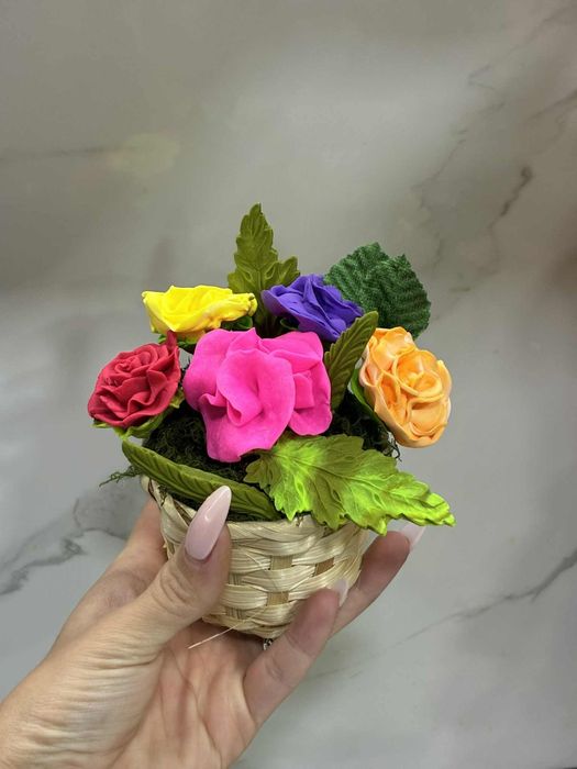 Букет в кошничка ,в кашпа или в целуфан.