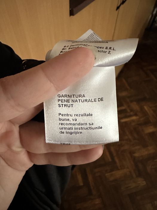 Vand rochie neagră cu pene de struț