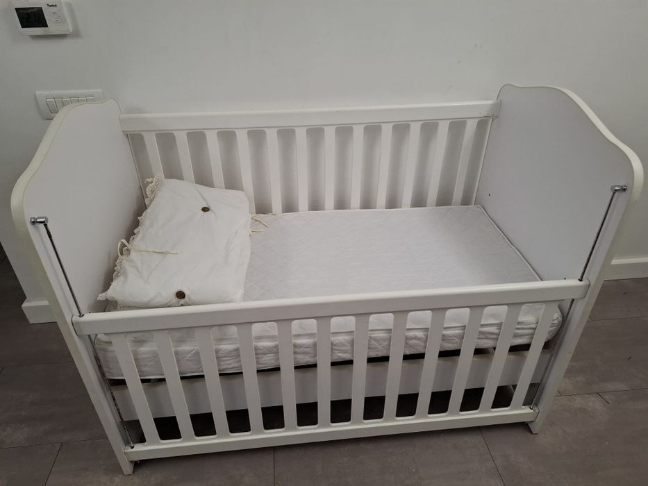 Patut de copii cu saltea, baldachin si perne laterale