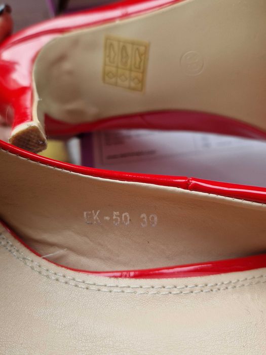 pantofi rosii super rosii