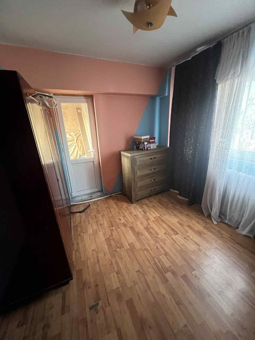 De vanzare-apartament 3 camere decomandat