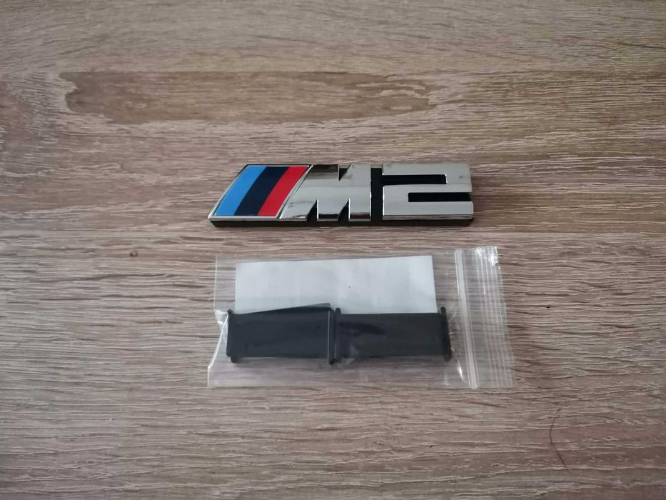 Предна решетка сребриста емблема BMW M2