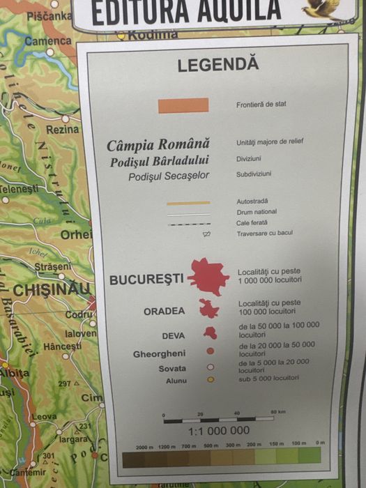 Harta României fizica geografica pe o parte  Pe cealaltă parte Harta României Administrativa . Dimensiuni 100 cm x 65 cm.
