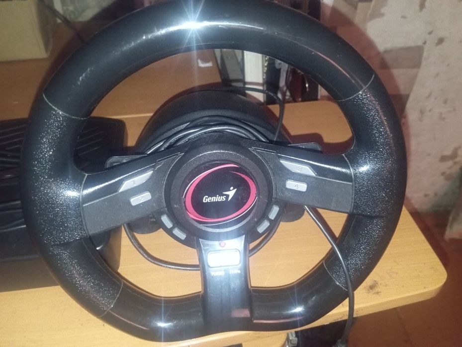 Продаю игровой руль с педалями Genius