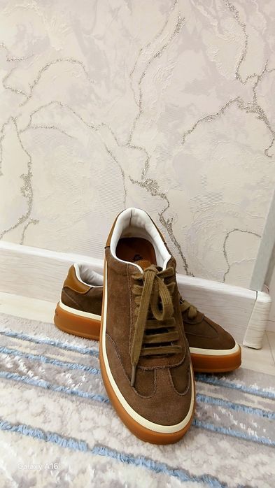 Krasovka. Lora piana krasovkasi. Rangi zaytun ranggi kabi.