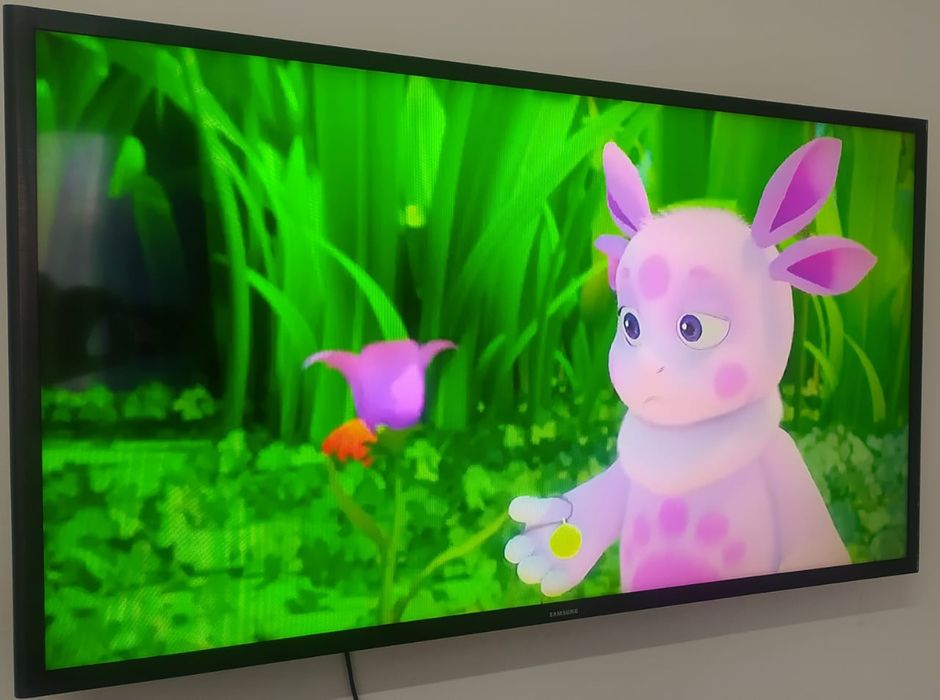 Самсунг-82см.3D Smart WIFI T2