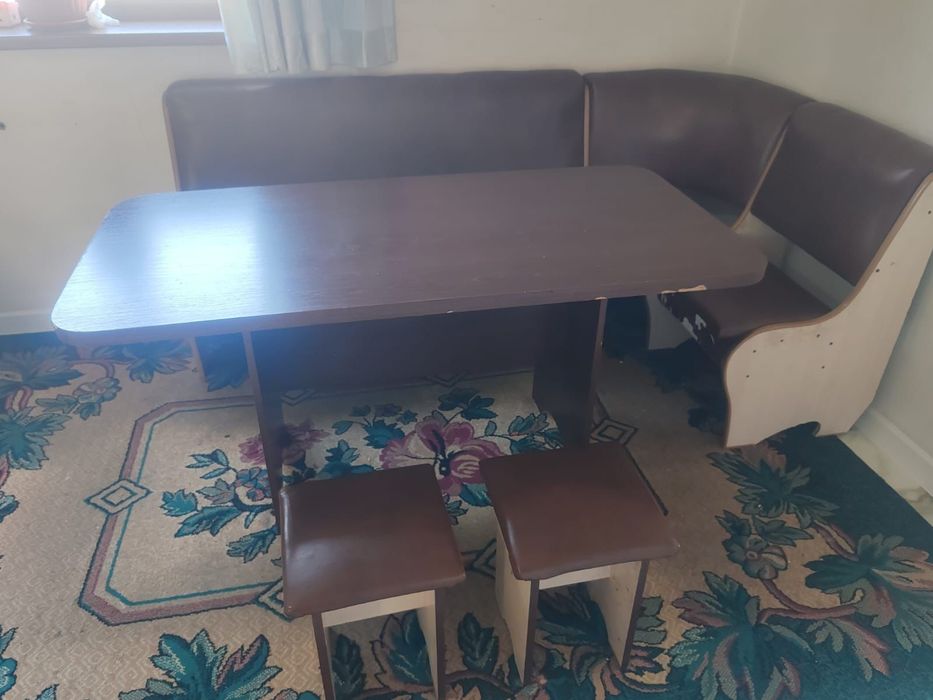 Стол с угловым диваном