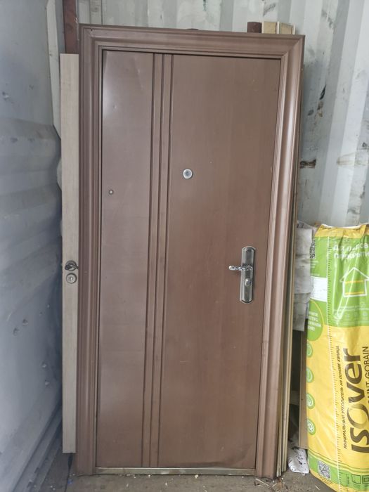 Продам металлическую дверь на 90