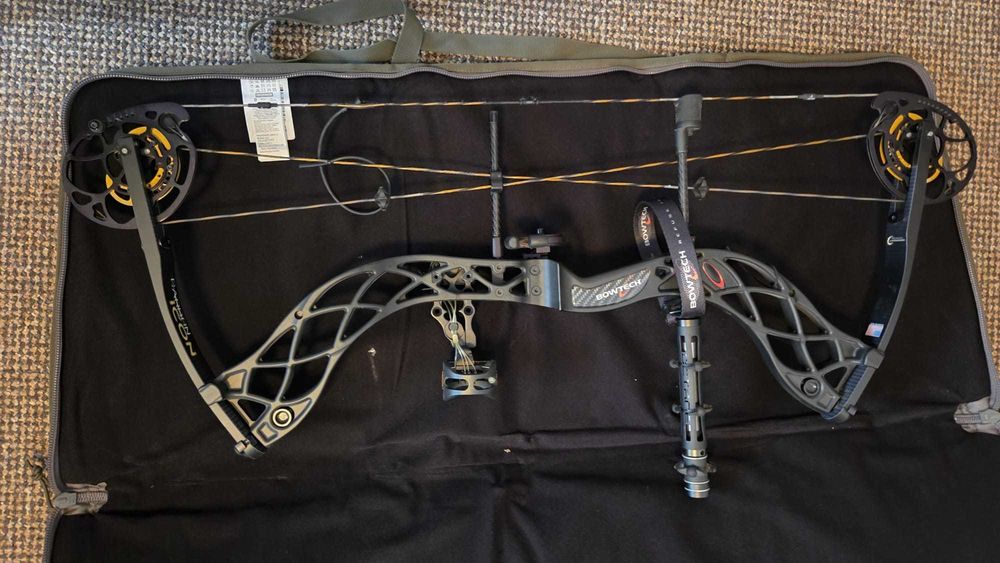 Pachet complet arc compound Bowtech Carbon Icon + accesorii