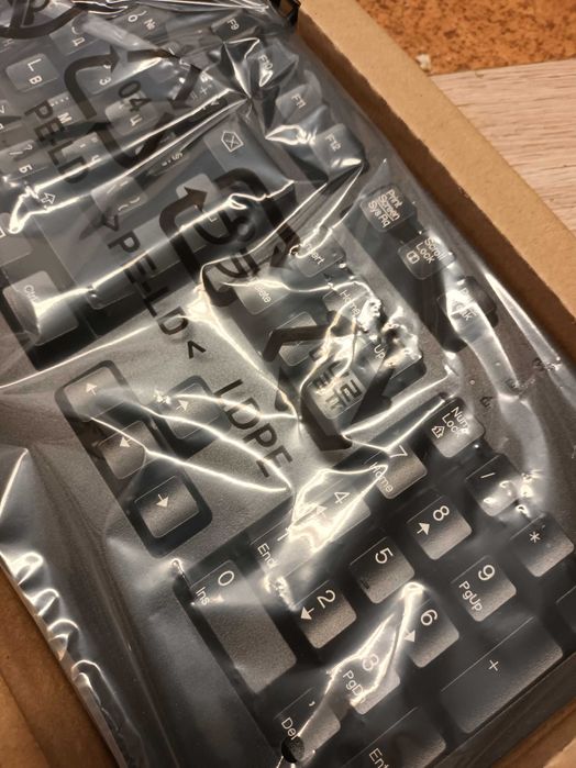 Продавам чисто нова клавиатура с мишка комплект LENOVO