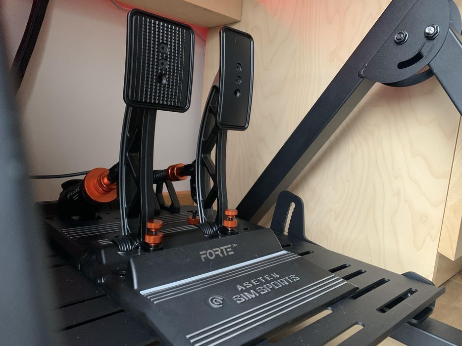 Sim Racing база с волан Asetek La Prima и педали Asetek Forte