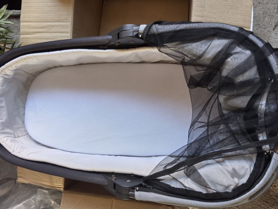 Бебешка количка Mutsy (2 в 1) + кошче за кола JOIE