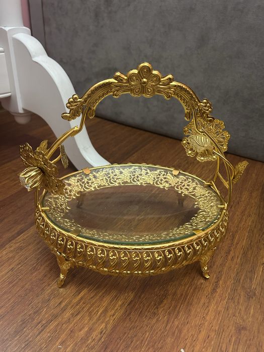 золотистая посуда для сервировки