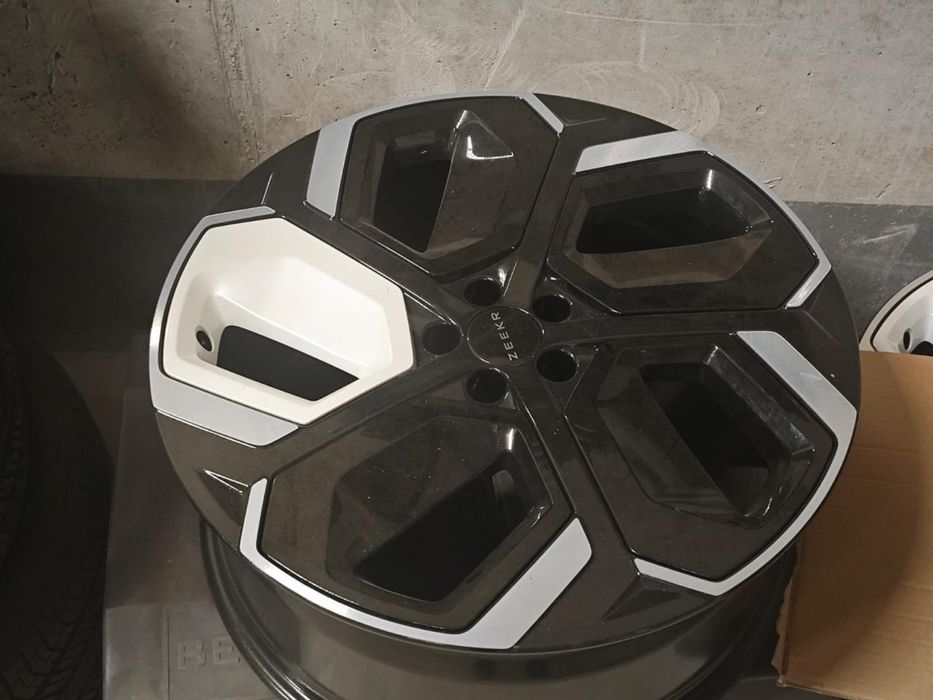 Диски на zeekr 001