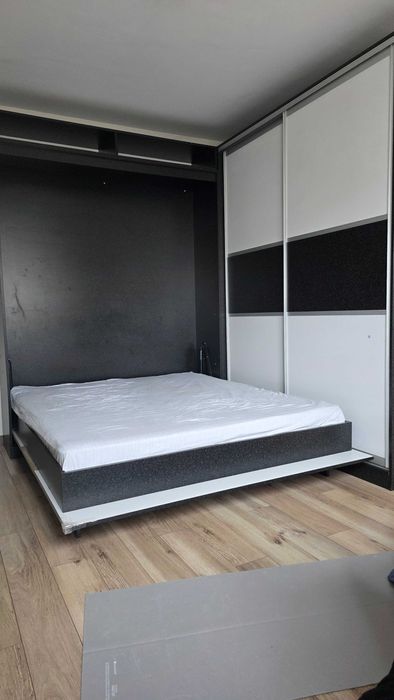 Легло с падащ механизъм и гардероб