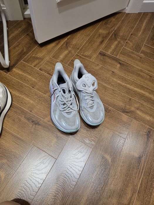 Срочно продам кроссовки.  Каждая пара по 100 000 сум