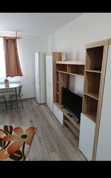 Vand Garsoniera   + loc parcare Nucului 20.