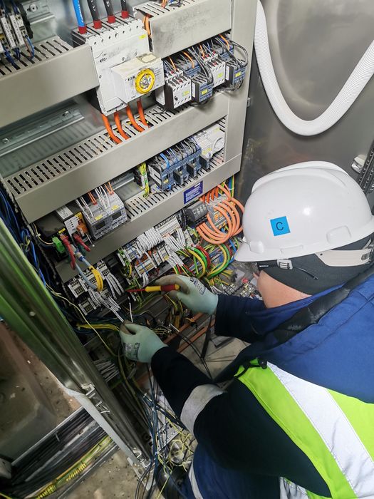 Услуги электрика.