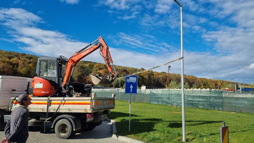 Utilaje constructii: miniexcavator Kubota 3.7t, dotat cu picon si cupe