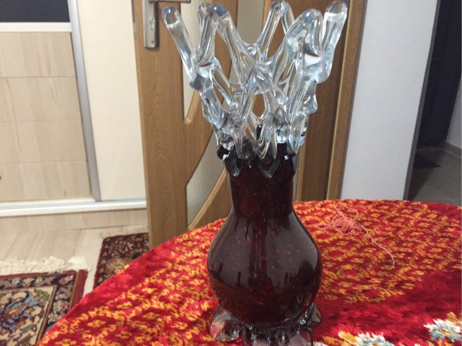 Vază din rubin vișinie