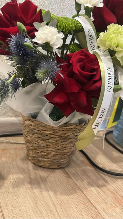 Цветы розы,  желтые тюльпаны