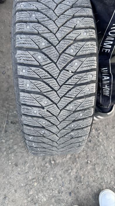 Шины зимние 215/55 R17 с шипами