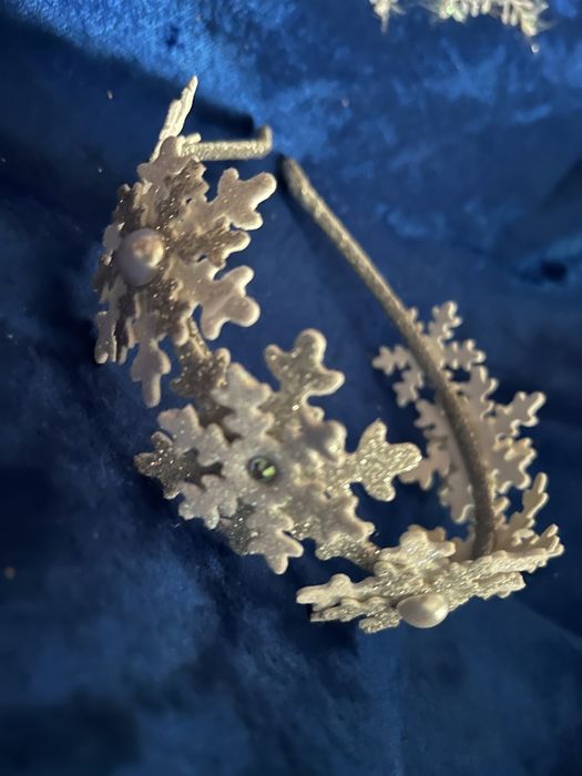 Ободок со снежинками. Подойдет как доя ребенка, так и для взрослого.