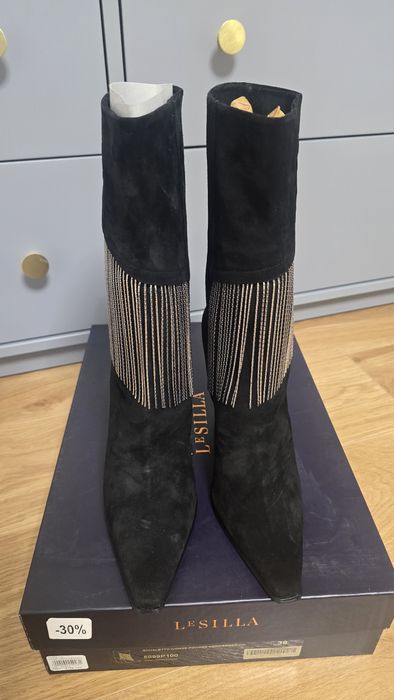 Cizme LeSilla Noi,neincaltate, nr 39, superbe,piele intoarsa+strasuri