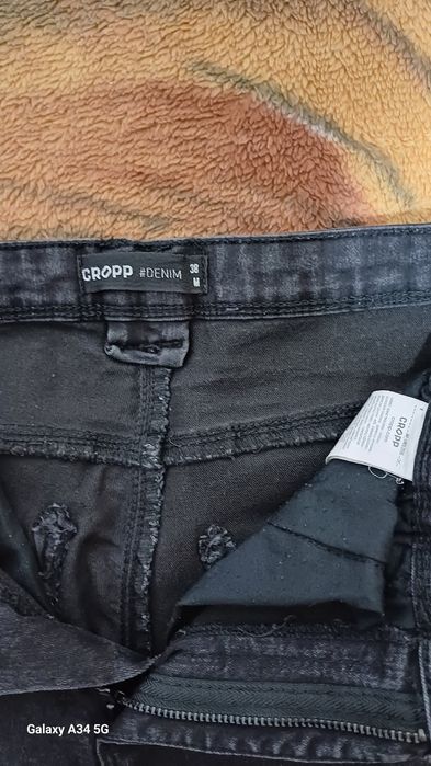Blugi negri de la Cropp.