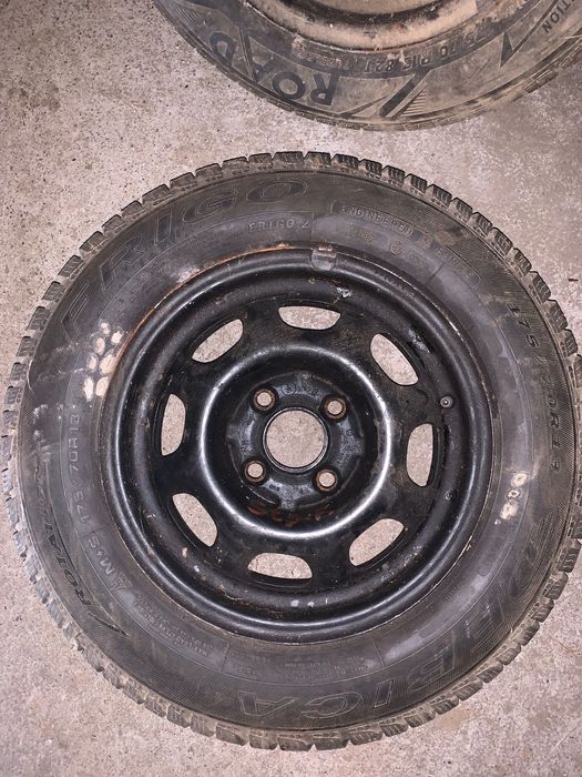 Vând cauciucuri 175/70R13, de vară și de iarnă, montate pe jenți.