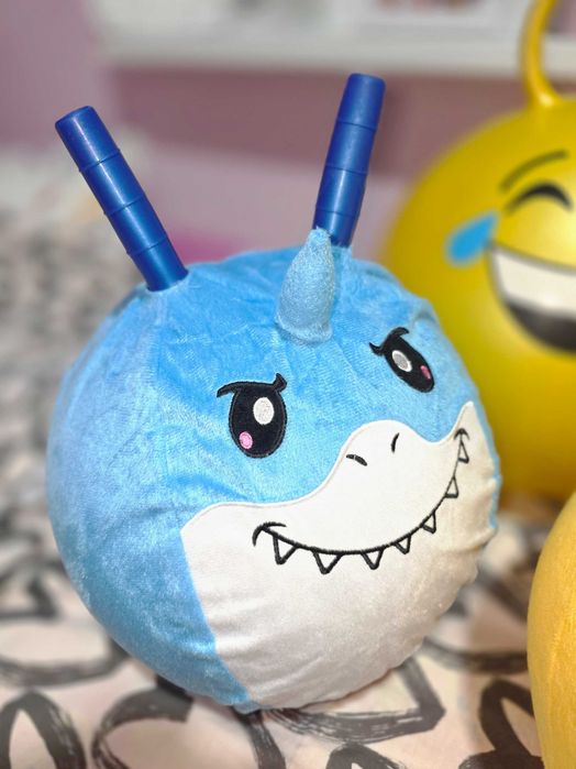Играчки. Топка за скачане за дете. За игра.