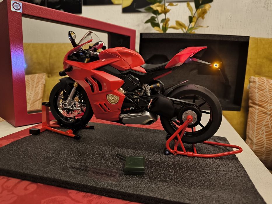 Модель мотоцикла 1:16 (Ducati P)